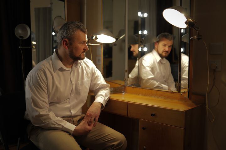 Le comédien Iouri Grouchenko dans les loges du théâtre régional de Mykolaïv (Ukraine), le 26 mars 2023. (MATHIEU DREUJOU / FRANCE TELEVISIONS)