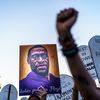 Des manifestants protestent contre la libération sur caution de Derek Chauvin, principal policier mis en cause dans la mort de George Floyd, le 8 octobre 2020 à Saint Paul (Minnesota, Etats-Unis). (KEREM YUCEL / AFP)