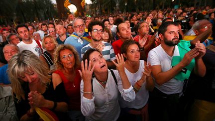 Une Catalane réagit au discours du président de la région autonome, Carles Puigdemont, le 10 octobre 2017 à Barcelone (Espagne). (IVAN ALVARADO / REUTERS)