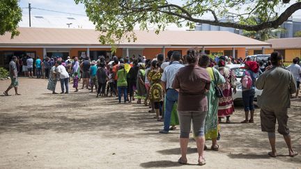 Une file d'attente devant un bureau de vote de Nouméa à l'occasion du référendum sur l'indépendance de la Nouvelle-Calédonie, dimanche 4 novembre 2018. (MATHURIN DEREL / AP / SIPA)