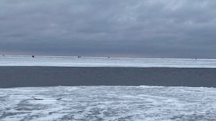 Aux États-Unis, environ 200 pêcheurs se sont retrouvés soudainement en train de dériver sur une grande plaque de glace flottant sur un lac du Minnesota. Les secours sont parvenus à les évacuer. (France 2)