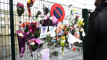 Des fleurs déposées en mémoire de l'enseignant, décédé à cause du coronavirus, au collège La Fontaine de Crépy-en-Valois (Oise). (FRANCOIS LO PRESTI / AFP)