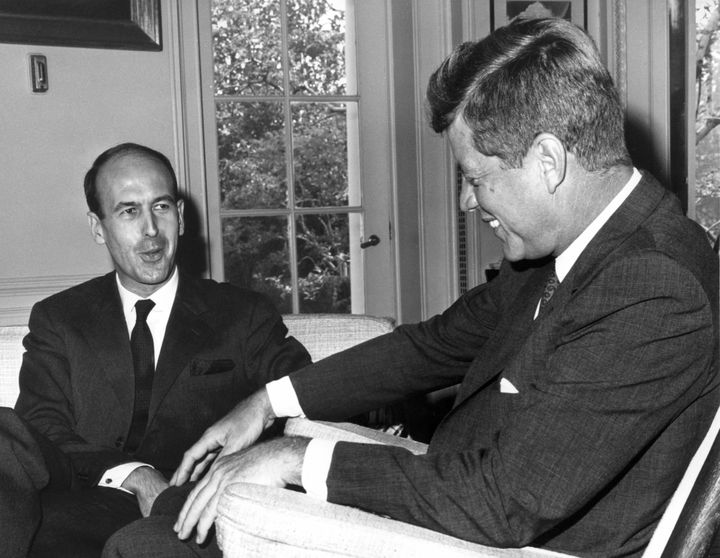 Le président américain John Fitzgerald Kennedy avec le ministre des Finances Valéry Giscard d'Estaing, le 20 juillet 1962&nbsp;à Washington.&nbsp; (AFP)