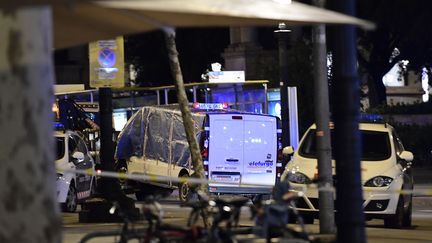 La camionnette utilisée dans un attentat sur La Rambla, à Barcelone, est enlevée par la police, le 18 août 2017. (JAVIER SORIANO / AFP)