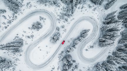 La neige si épaisse dans certains pays, s'est faite rare sur les massifs français, cet hiver. La chanson est riche de belles mélodies sur la neige qui tombe... (Illustration) (ABSTRACT AERIAL ART / DIGITAL VISION / GETTY IMAGES)