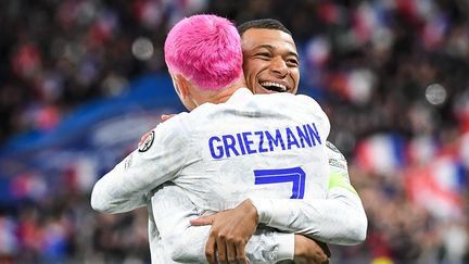 Kylian Mbappé et Antoine Griezmann célèbrent l'ouverture du score face aux Pays-Bas, au stade de France, le 24 mars 2023. (MATTHIEU MIRVILLE / AFP)