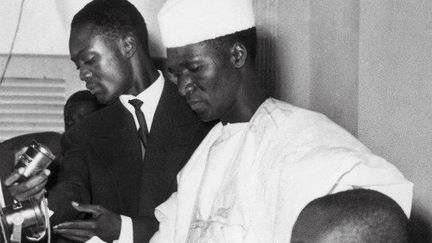 Ahmed Sekou Toure (en blanc, debout) proclame l'indépendance de la Guinée devant le parlement national à Conakry (octobre 1958). (AFP FILES / AFP)