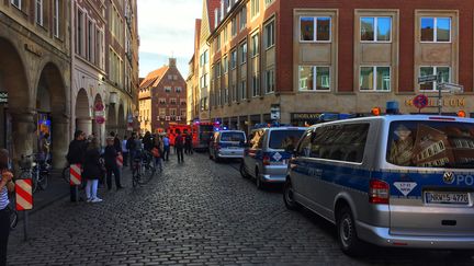 Des pompiers et des policiers sur les lieux du drame, le 7 avril 2018 à Münster (Allemagne). (DPA / AFP)