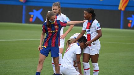 Les joueuses du Paris Saint-Germain après leur élimination en demi-finale de Ligue des champions face à Barcelone, le 2 mai 2021. (LLUIS GENE / AFP)