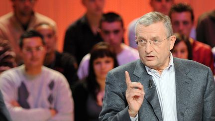 L'ancien ministre de la D&eacute;fense Fran&ccedil;ois L&eacute;otard, en mars 2008 sur le plateau du "Grand Journal", sur Canal+. (MIGUEL MEDINA / AFP)