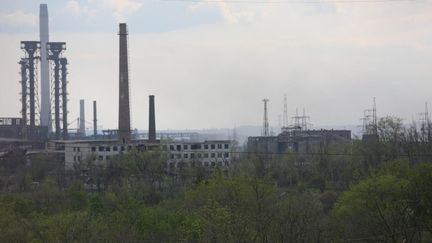 Des usines à Marioupol, ville portuaire du sud de l'Ukraine, le 4 mai 2022. (LEON KLEIN / ANADOLU AGENCY / AFP)
