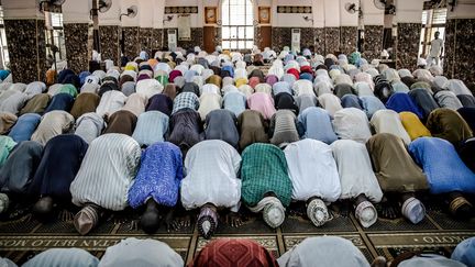 Des hommes, musulmans peuls, prient dans la mosquée Masallacin Shehu à Sokoto, dans l'État de Sokoto, au Nigeria, le 24 avril 2019. (LUIS TATO / AFP)