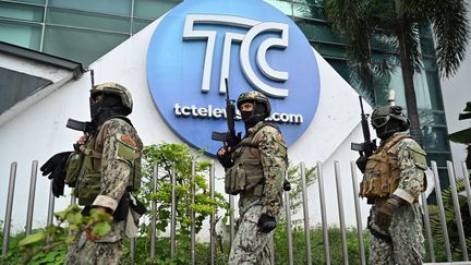 Des soldats équatoriens patrouillent devant les locaux de la chaîne de télévision TC, cible d'une attaque de membres de gangs de rue, le 9 janvier 2024 à Guayaquil (Equateur). (MARCOS PIN / AFP)