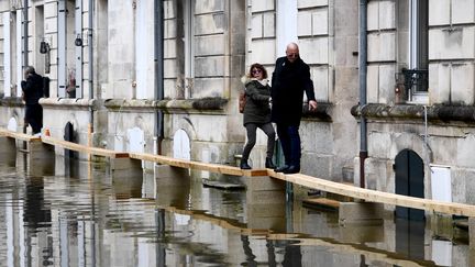 Un précédent épisode de crue à Saintes (Charente-Maritime), le15 décembre 2023. (CHRISTOPHE ARCHAMBAULT / AFP)