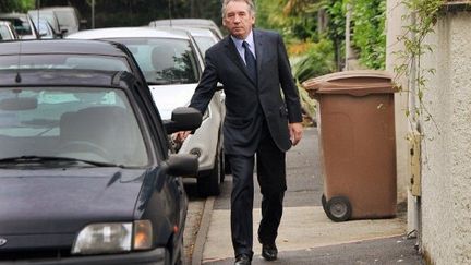 François Bayrou quitte l'Assemblée, battu pour la première fois depuis 1986. (PIERRE ANDRIEU / AFP)