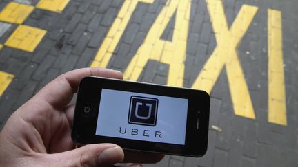 Un utilisateur ouvre l'application Uber sur son portable &agrave; Bruxelles (Belgique), le 13 septembre 2015. (NICOLAS MAETERLINCK / BELGA MAG / AFP)