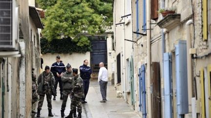 Les gendarmes devant le domicile de la fillette retoruvée morte le 6 novembre 2011 dans le Gard. (SYLVAIN THOMAS / AFP)