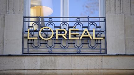 Batiment "L'Oréal" à Paris avec le logo sur la rembarde d'une fenêtre? (YOAN VALAT / EPA)