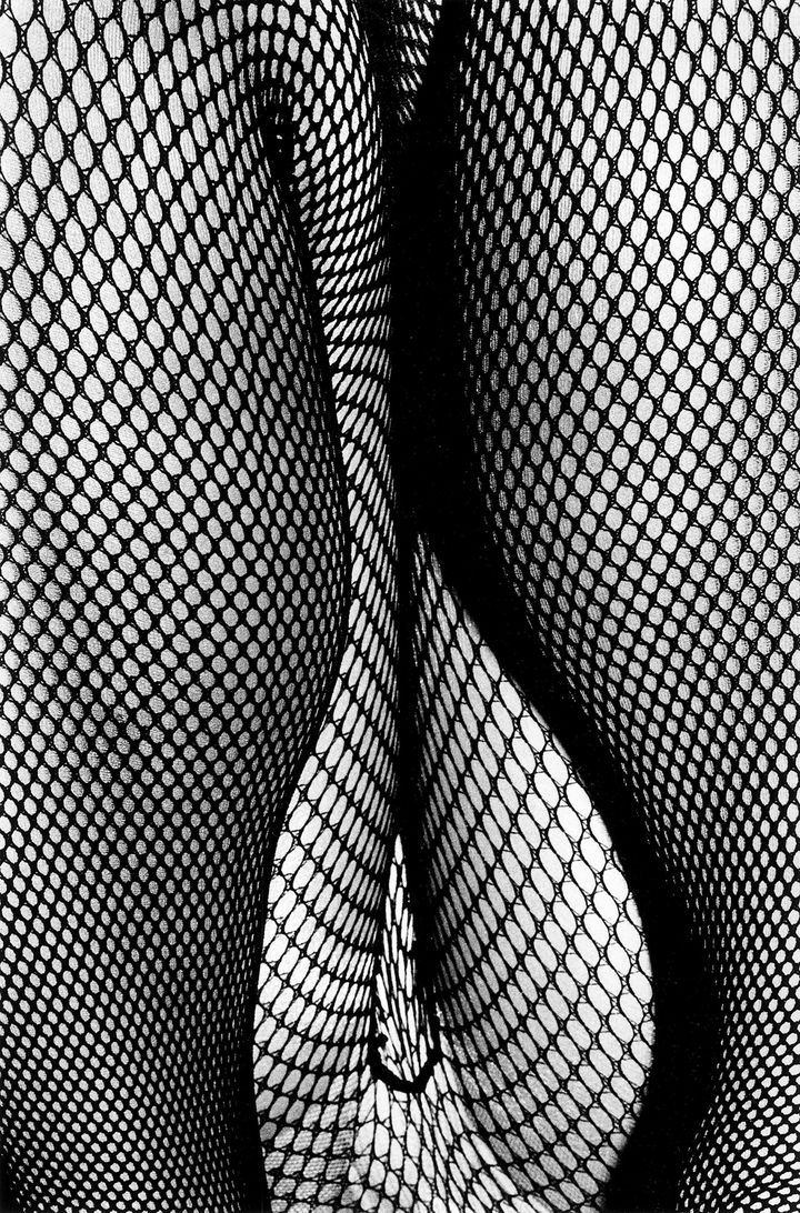 Daido Moriyama, Untitled, de la série, "Tights in Shimotakaido", 1987, Sérigraphie sur toile (DAIDO MORIYAMA PHOTO FOUNDATION. COURTESY OF AKIO NAGASAWA GALLERY)