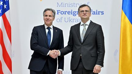 Le secrétaire d'Etat américain Antony Blinken (à gauche) et le ministre des Affaires étrangères ukrainien Dmytro Kuleba (à droite), à Kiev, le 15 mai 2024. (SERGEI SUPINSKY / AFP)