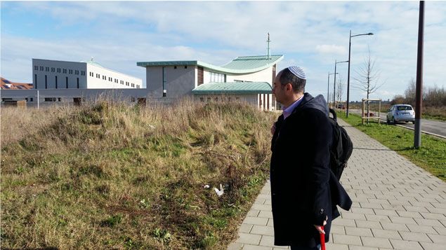 &nbsp; (Le rabbin Guy Bénarousse devant le terrain en friche qui accueillera la synagogue juste à côté de la mosquée © RADIOFRANCE / Benjamin Illy)