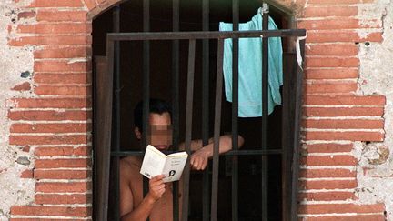 Un détenu de la maison d'arrêt de Saint-Michel de Toulouse, 24 septembre 1992. (GABRIEL BOUYS / AFP)