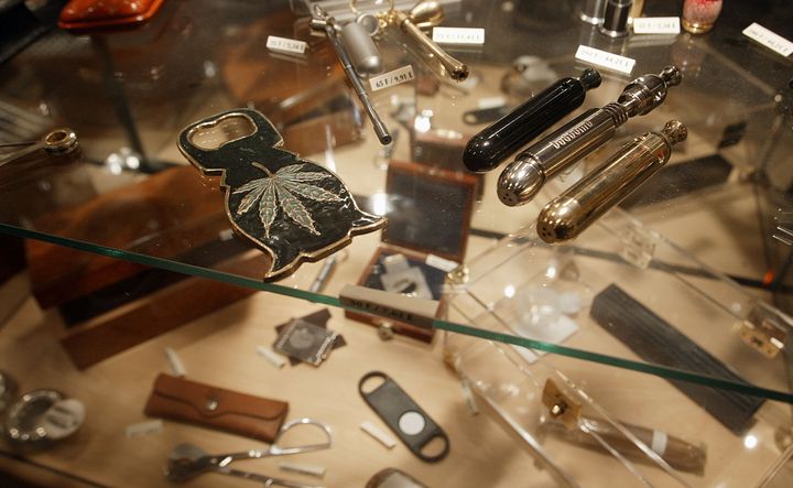 Toutes sortes de pipes sont expos&eacute;es au Mus&eacute;e du fumeur.&nbsp; (JOEL SAGET / AFP)