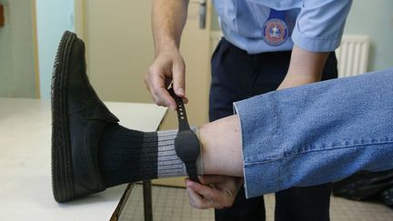 Pose d'un bracelet électronique à la prison de Gradignan, le 4 juillet 2003. (TARIS PHILIPPE / MAXPPP)