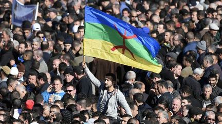 Drapeau berbère brandi dans les rues d'Alger le 16 janvier 2016 (FAROUK BATICHE / AFP)