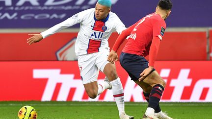 Kylian Mbappe et Zeki Celik durant le match de Ligue 1, Lille - PSG, le 20 décembre 2020.  (DENIS CHARLET / AFP)