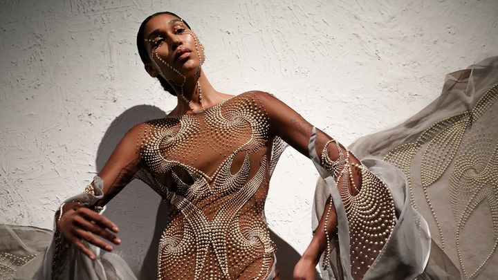 Perfromance Iris van Herpen haute couture automne-hiver 2024-25 à Paris, le 24 juin 2024 (EMMANUEL DUNAND / AFP)