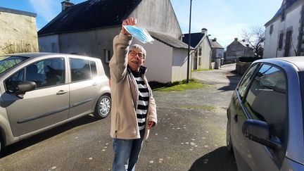 Une habitante de Lauzach (Morbihan), heureuse de faire tomber le masque en extérieur, le 24 février 2021. (BENJAMIN  ILLY / FRANCE-INFO)