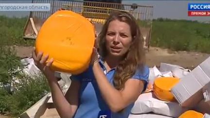 La chaîne Russie 24 a dépêché une journaliste dans la région de Belgorod, à la frontière russo-ukrainienne, pour couvrir en direct et devant les bulldozers le «fromagicide» du 6 août 2015. (Russie 24 (capture d&#039;écran) )