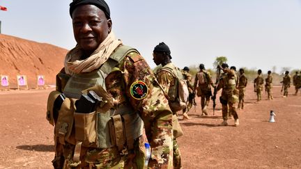 Des soldats maliens participent à un entraînement près de Ouagadougo au Burkina Faso lors d'un exercice militaire antiterroriste avec des instructeurs de l'armée américaine le 12 avril 2018. (ISSOUF SANOGO / AFP)