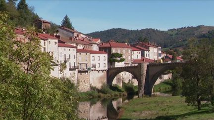 La commune de Lavoûte-Chilhac, en Haute-Loire, a reçu le label de plus beau village de France. Cette distinction pourrait attirer les touristes dans ce territoire reculé.&nbsp; (FRANCE 3)