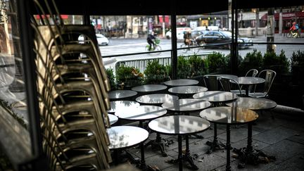Terrasse d'un restaurant fermé à Paris, le 12 novembre 2020. (STEPHANE DE SAKUTIN / AFP)