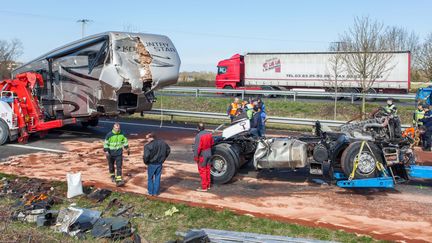 Les carcasses des véhicules&nbsp;accidentés ont été évacuées en début d'après-midi, mercredi 30 mars 2016, près de Roullet-Saint-Estèphe&nbsp;(Charente). (YOHAN BONNET / AFP)