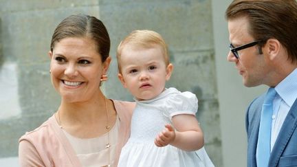 La princesse Victoria et le prince Daniel de Suède en compagnie de leur fille la princesse Estelle, née le 23 février 2012.

La princesse Estelle, 17 mois, figure en deuxième position dans l'ordre de succession au trône de Suède, après sa mère, la princesse Victoria, fille du roi Carl XVI Gustaf. En Suède, la primogéniture masculine a été supprimée en 1980. (JONAS EKSTROMER/SCANPIX SWEDEN/AFP)