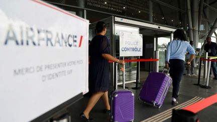 Des passagers de Paris arrivent à Cayenne, en Guyane, le 24 mars 2024. (LUDOVIC MARIN / AFP)