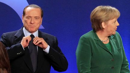 Silvio Berlusconi et Angela Merkel, le 3 novembre 2011, au sommet du G20 &agrave; Cannes.&nbsp; (YVES HERMAN / AP / SIPA)