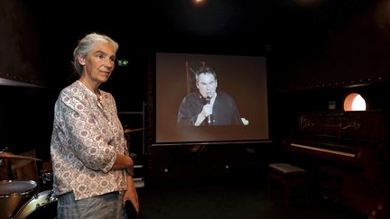 Cécile Nougaro faisant visiter la "Maison Nougaro", à bord d'une péniche amarrée à Toulouse. (XAVIER DE FENOYL / MAXPPP)