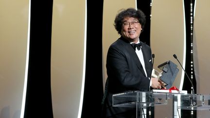 Le Sud-Coréen Bong Joon-ho reçoit sa Palme d'or, le 25 mai 2019, à Cannes. (VALERY HACHE / AFP)