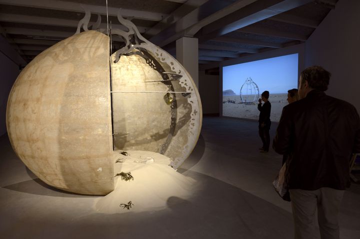 Des visiteurs observent "Crepusculum Sculpture", de l'Islandaise&nbsp;Gabriela Fridriksdottir, le 10 septembre 2011, &agrave; Lyon. (PHILIPPE DESMAZES / AFP)