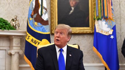 Donald Trump dans le bureau ovale à la Maison Blanche à Washington, le 13 février 2019, lors de la réception du président colombien Ivan Duque. (NICHOLAS KAMM / AFP)