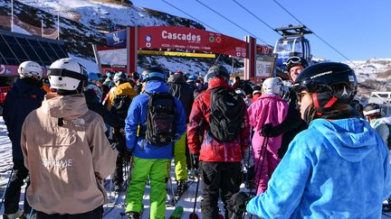 Des skieurs attendent de prendre les remontées mécaniques à Val Thorens (Savoie), le 20 novembre 2021. (PHILIPPE DESMAZES / AFP)