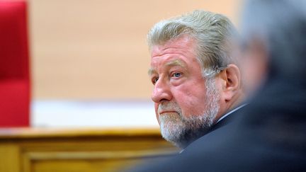 L'ancien d&eacute;put&eacute; PS Jean-Pierre Kucheida &agrave; Douai, le 9 avril 2013, avant le jugement qui l'a&nbsp;reconnu coupable d'usage abusif de la carte bleue de la Soginorpa. (DENIS CHARLET / AFP)