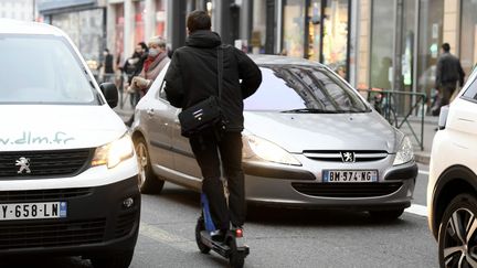 Un homme sur une trottinette à Lyon, en décembre 2021. (JOEL PHILIPPON / MAXPPP)