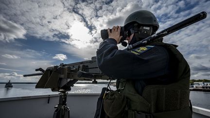 Un soldat suédois lors d'un exercice de l'Otan, en mer Baltique en 2021. (JOHAN NILSSON / TT NEWS AGENCY)