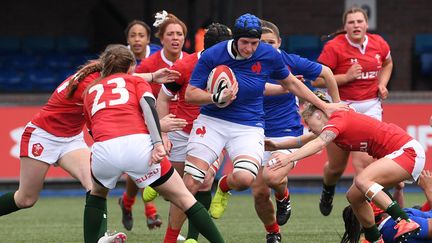 Audrey Forlani perce la défense galloise, le 23 février 2020, dans le Tournoi des six nations. (ANNE-CHRISTINE POUJOULAT / AFP)