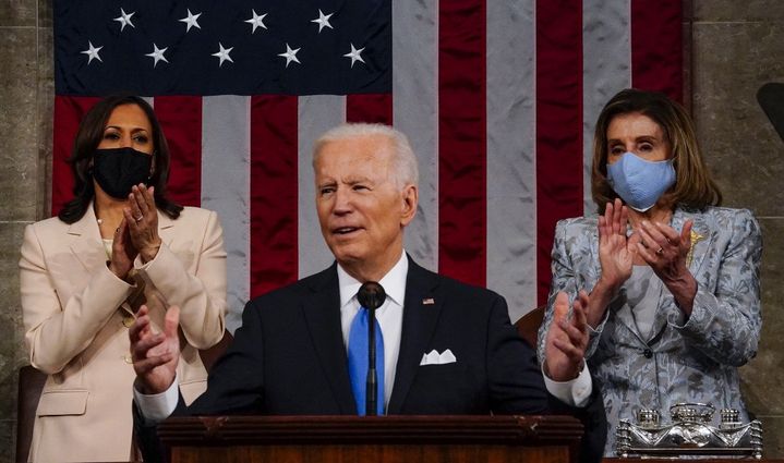 Le président américain Joe Biden, encadré par sa vice-présidente Kamala Harris (à gauche) et la&nbsp;présidente démocrate de la Chambre des représentants&nbsp;Nancy Pelosi,&nbsp;le 28 avril 2021 à Washington. (POOL / GETTY IMAGES NORTH AMERICA / AFP)